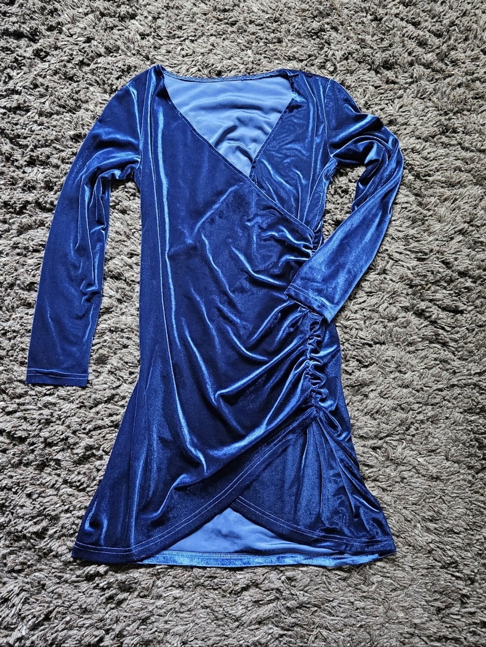 Royal blue velvet dress size 6 characterized by its elegant and form-fitting des